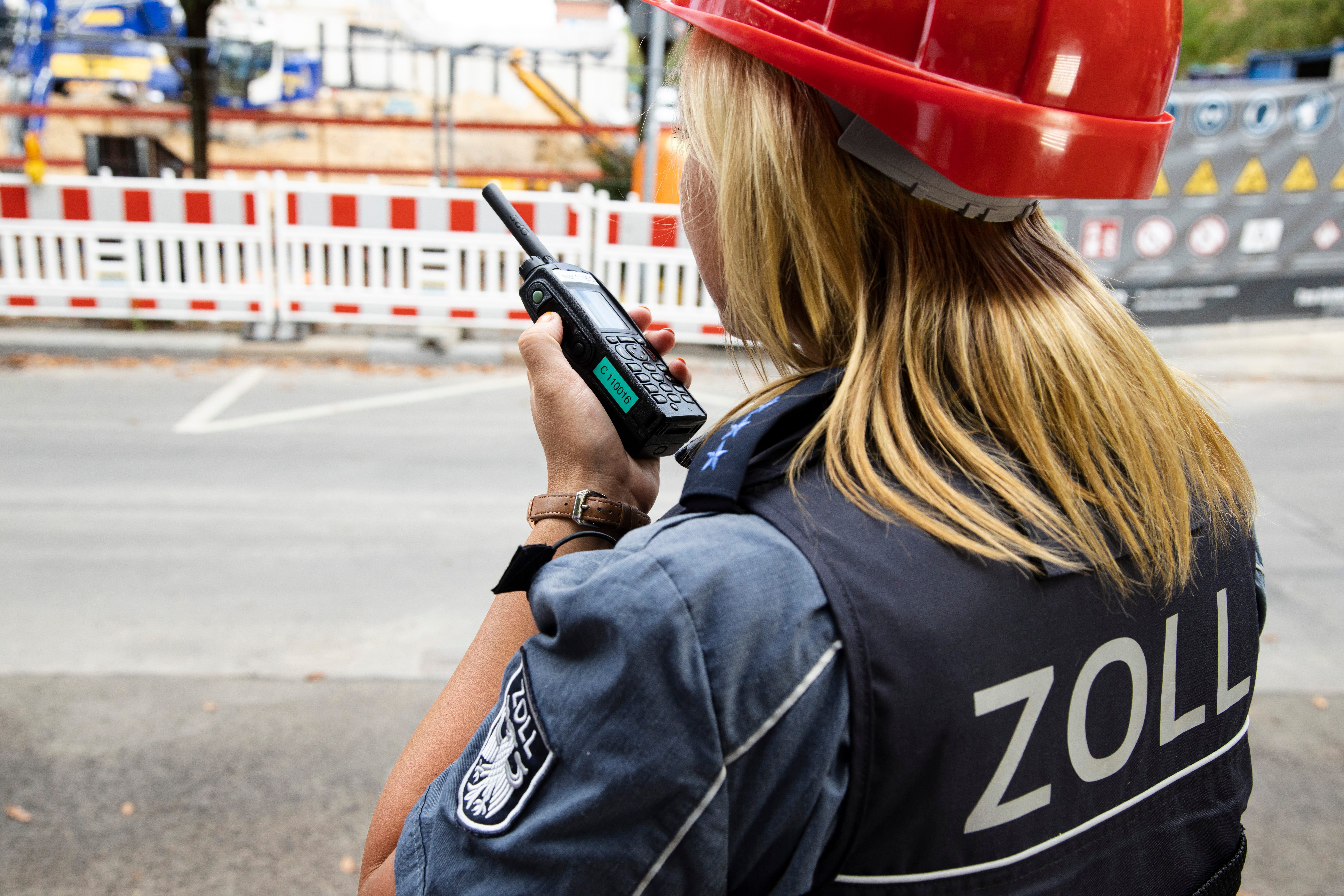 ISHAP Mitarbeiter im Gespräch auf der Baustelle